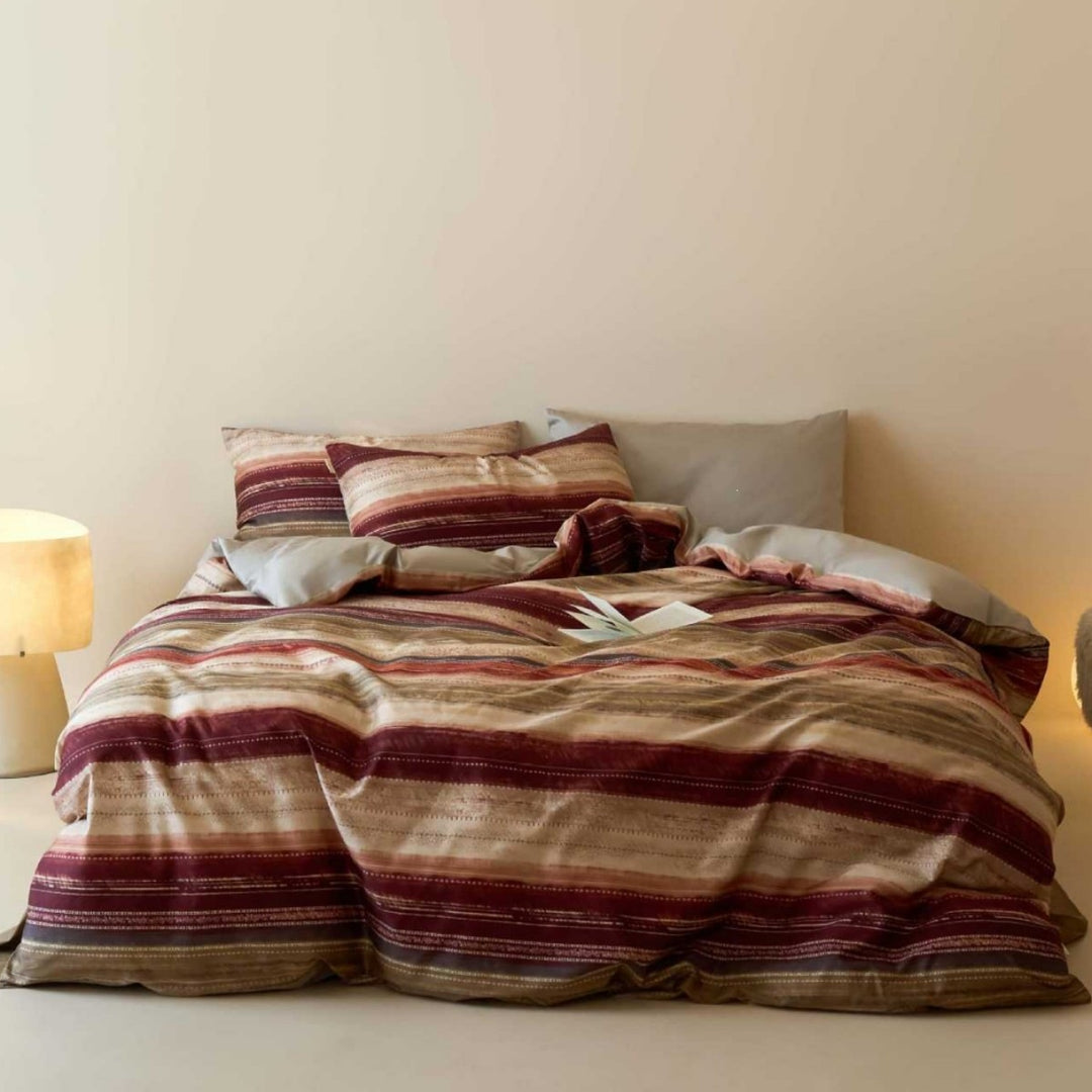 Bedding set with floral striped pattern and reversible function