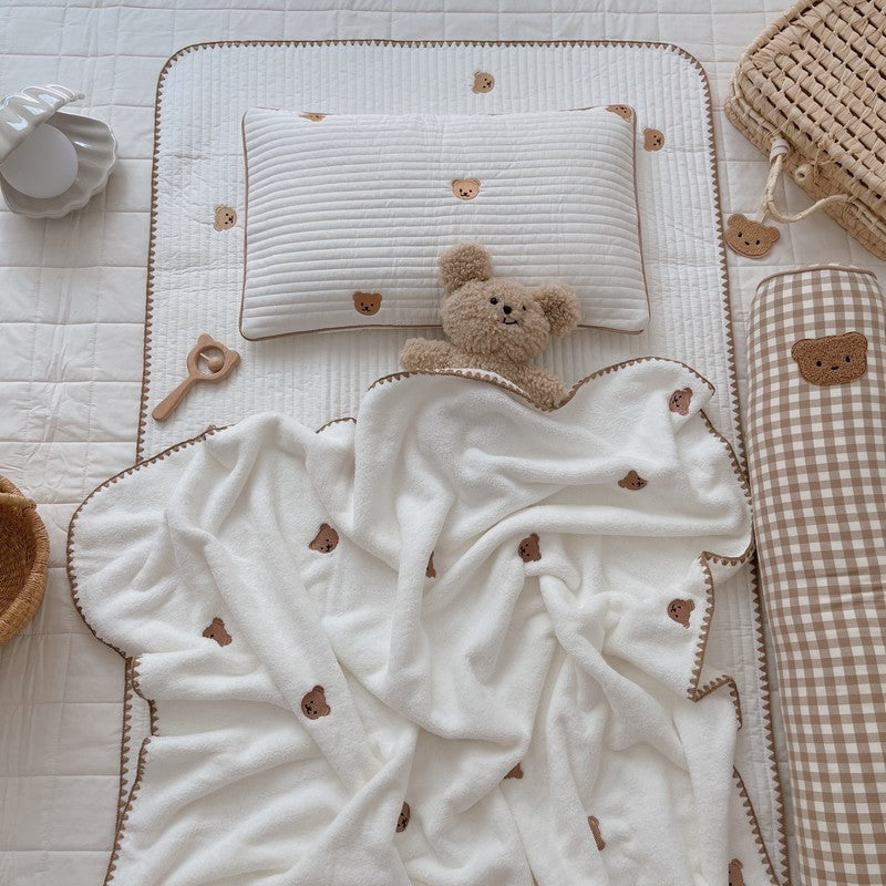 Unisex cuddly blanket with sweet bear motifs Kalsten