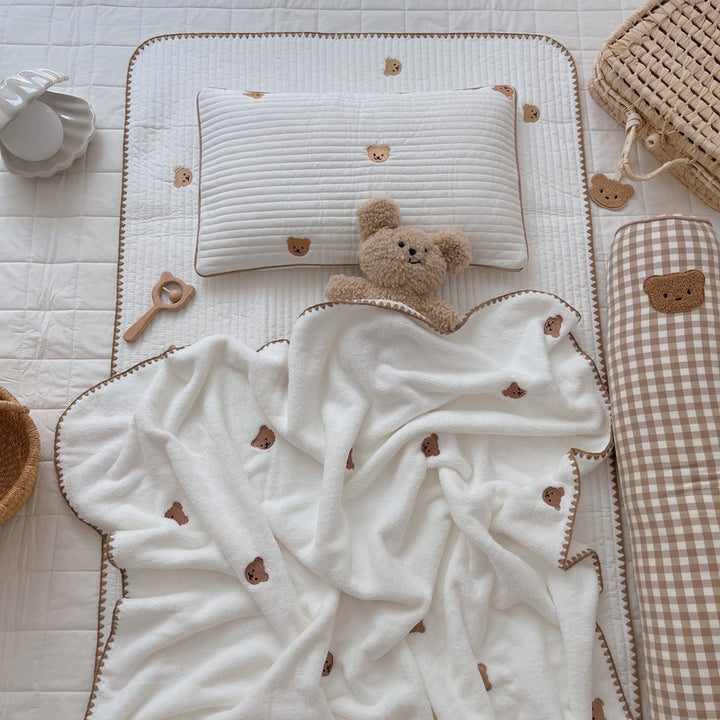 Unisex cuddly blanket with sweet bear motifs Kalsten