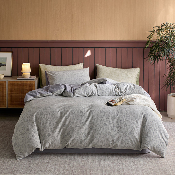 Reversible cotton percale bedding set with fine floral pattern and soft touch