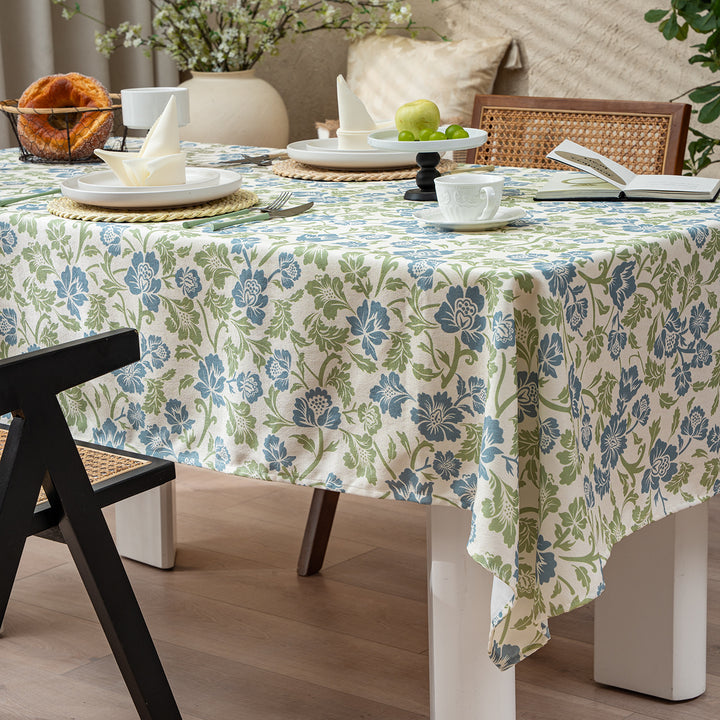 Rectangular tablecloth in floral vintage print made of cotton blend