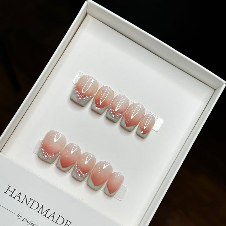 Artistic Press-On Nail Art Set with Elegant Ombre and Pearl Accents