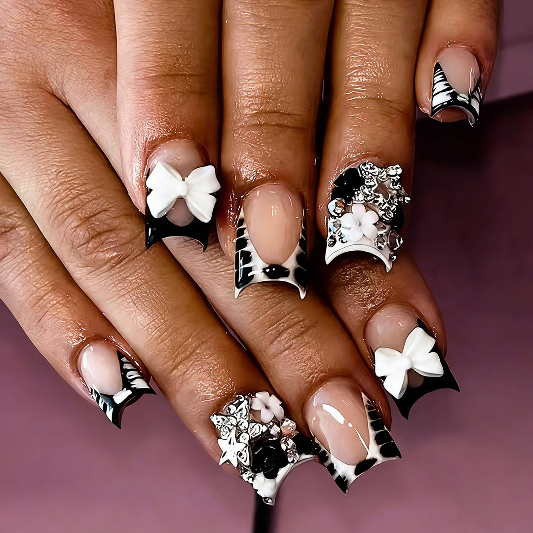 Acrylic nail set with glamorous golden accents Kalsten