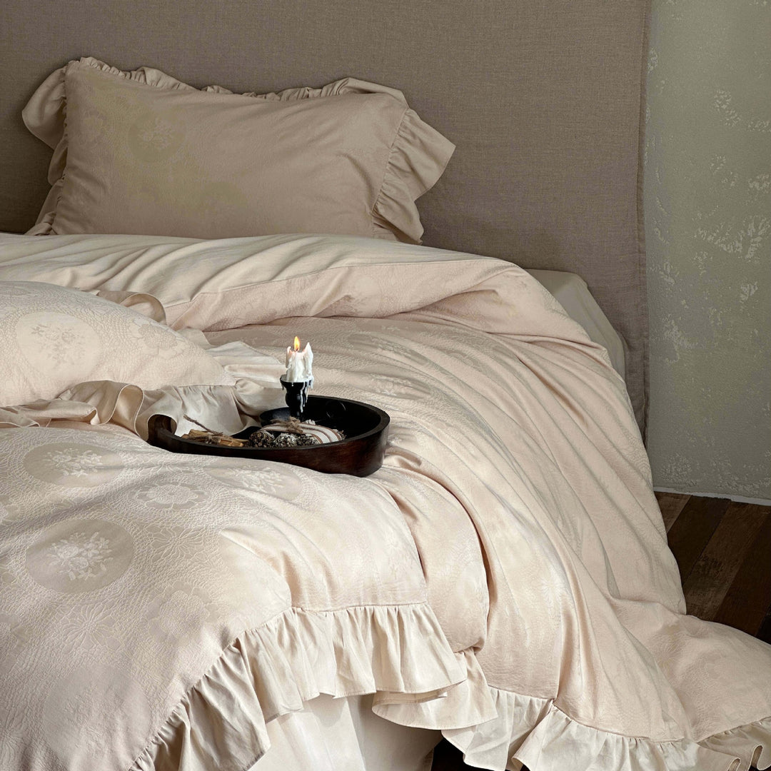 Ruffled bedding set made of cotton jacquard with medallion relief