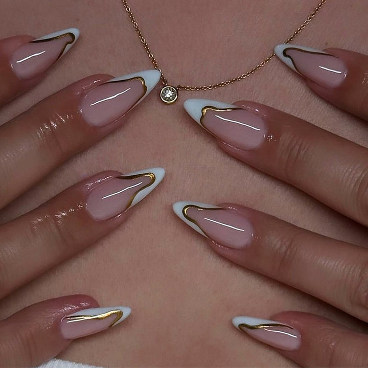 Artifical nail set with elegant gold trim and delicate pink Kalsten