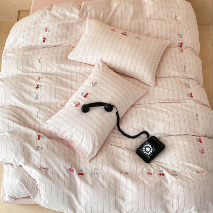 Children's bedding set made of cotton percale with fine stripe pattern and forest animal embroidery