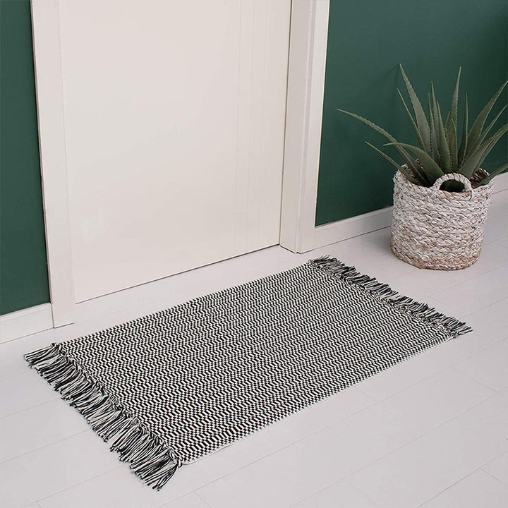 Flatwoven runner made of cotton blend with low pile and geometric check block pattern