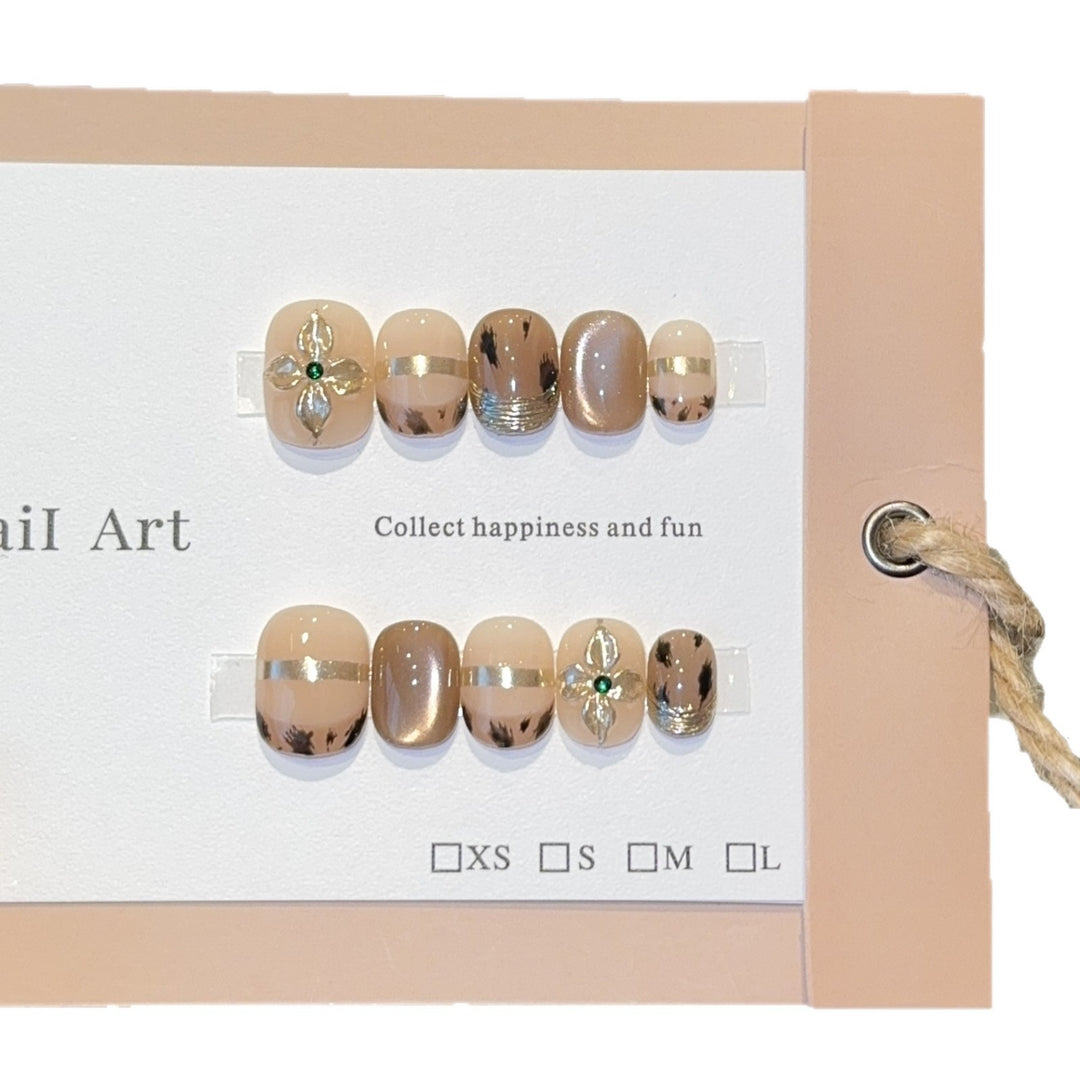 Artificial nails with elegant gold embellishments Kalsten