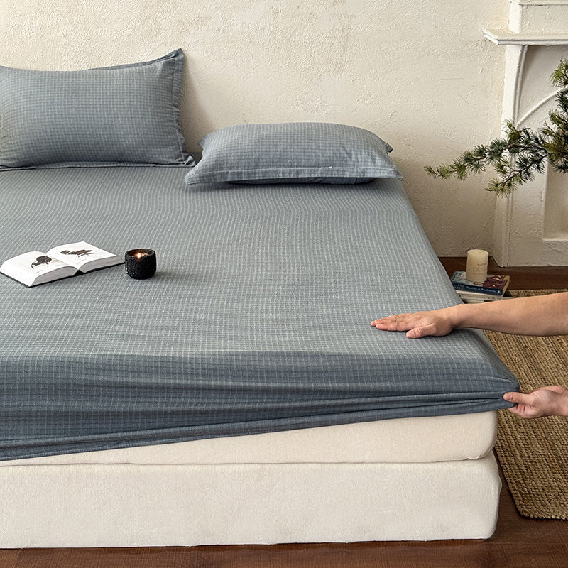 Elastic fitted sheet made of cotton jersey with deep pocket and stretchy all-around elastic