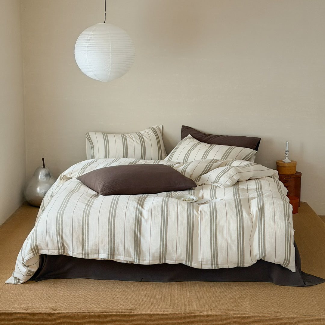 Bedding set made of lightweight cotton gauze with pastel-colored stripes and breathable inner lining