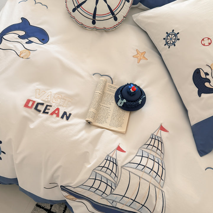 Maritime bedding set for children with embroidered sail and sea motifs made of cotton percale