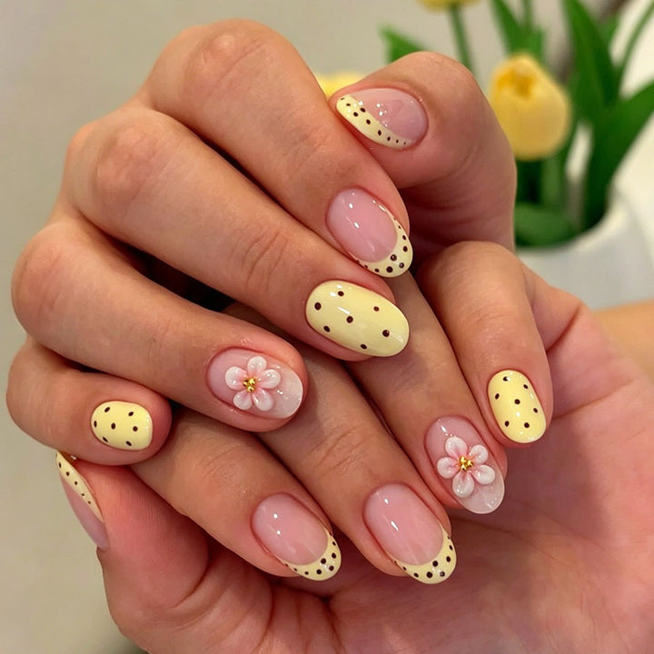 Artificial nail set with a cheerful floral design and elegant accents Kalsten