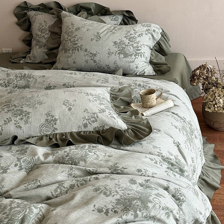 Romantic duvet cover set with jacquard flower pattern and ruffle edges