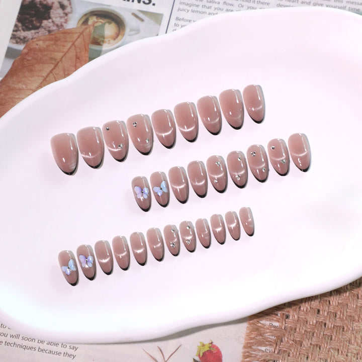 Artificial nail art with pearl and flower decorations Kalsten