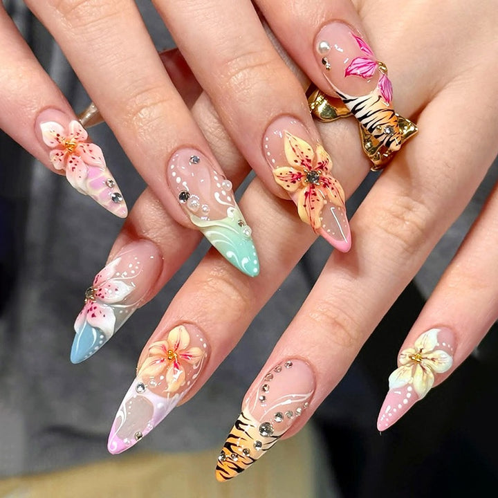 Artificial nail set with floral accents and glamorous details Kalsten