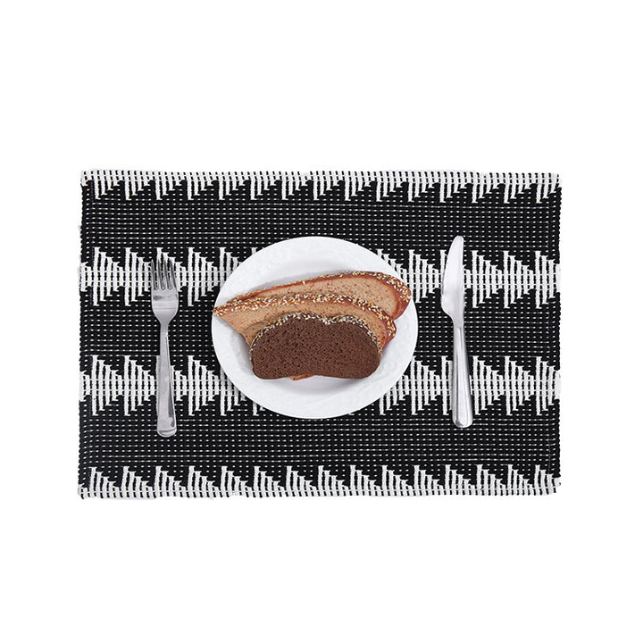 Woven placemats made of cotton blend with graphic zigzag pattern and sturdy woven edge