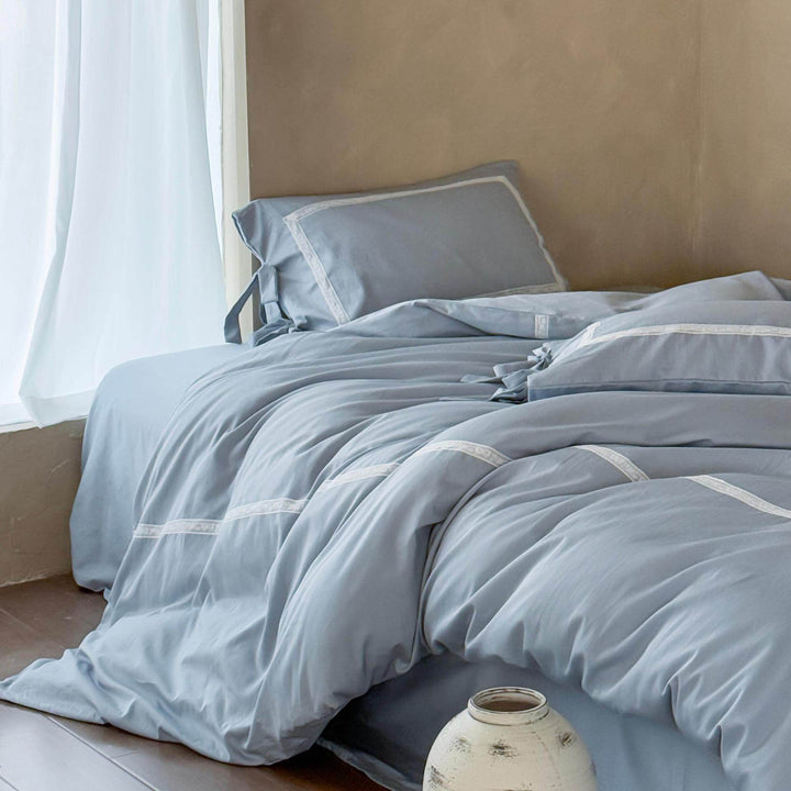 Ruffled bedding set made of cotton jacquard with medallion relief
