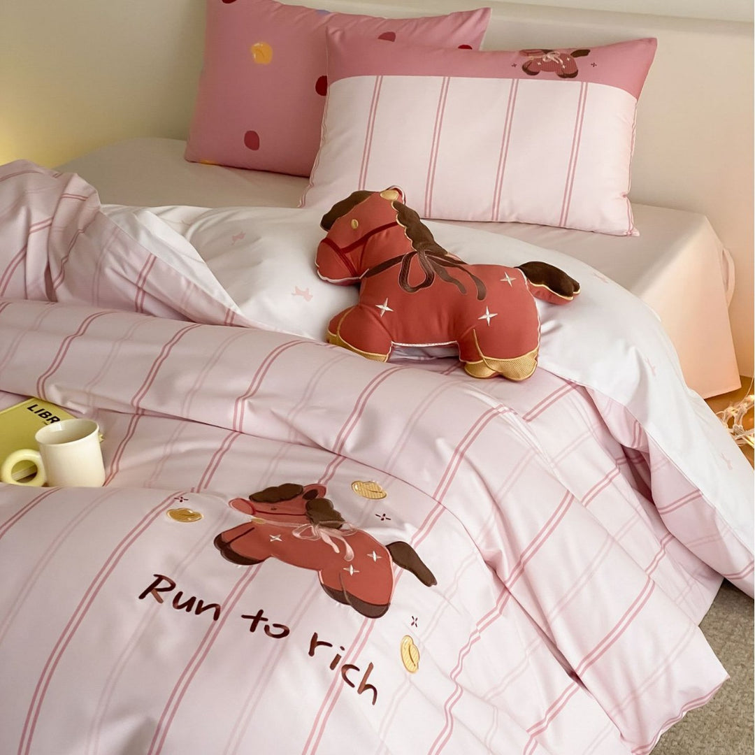 Children's bedding set with striped design and appliquéd horse motif