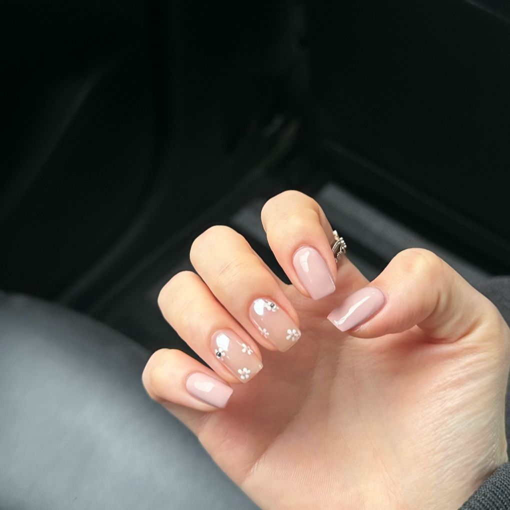 Floral Accent Press-On Nail Art