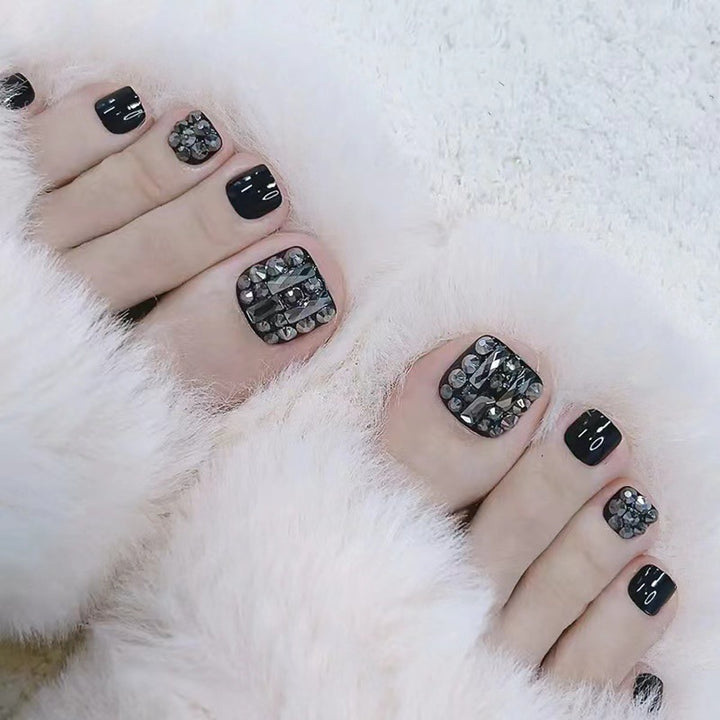 Artful toenails with glitter accents Kalsten