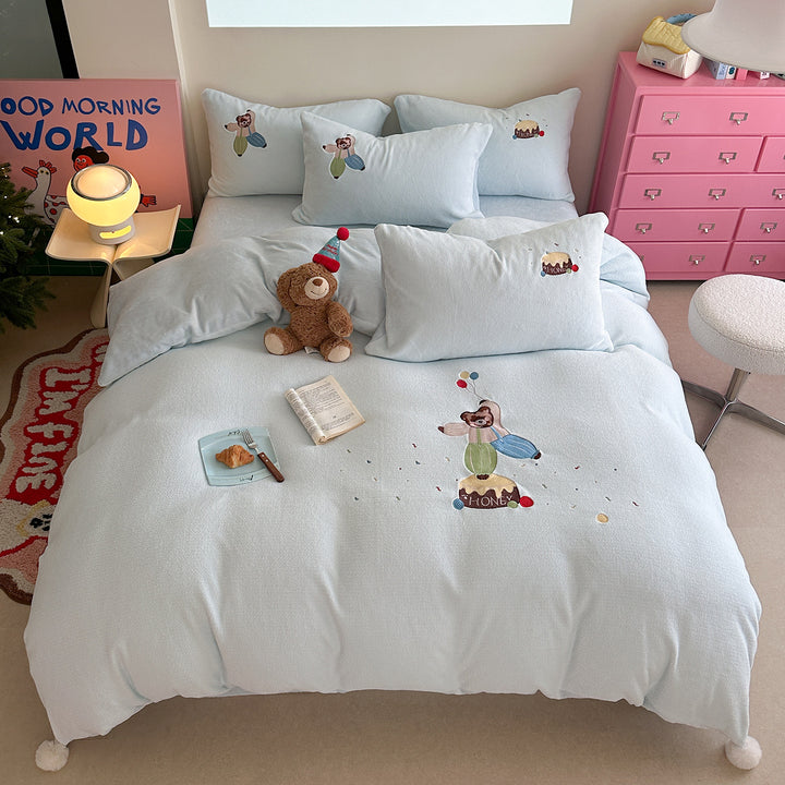 Cozy children's bedding set with embroidered teddy bear motif