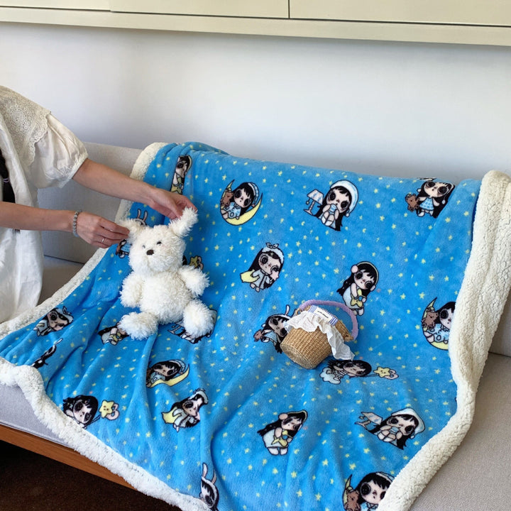 Reversible fleece blanket with cartoon cat design and teddy lining