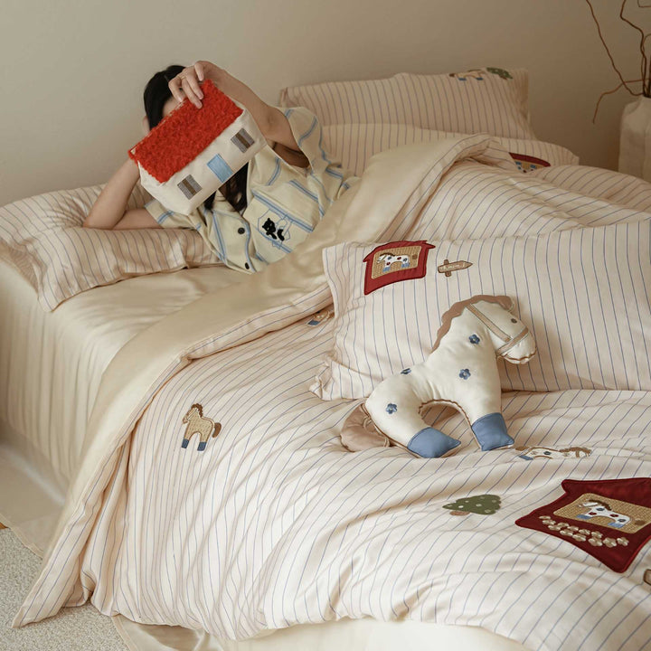 Child-friendly bedding set made of cotton percale with embroidered animal motifs