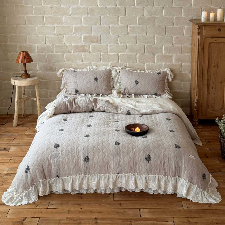 Ruffled quilt set made of cotton blend fabric with lace ruffle