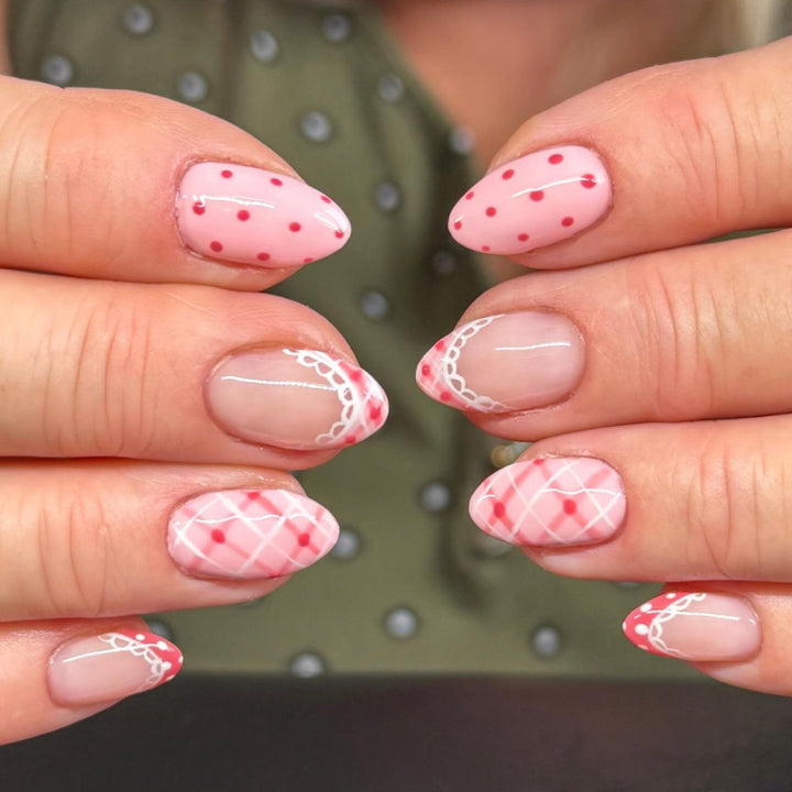 Artificial nail art with playful dots and bows Kalsten
