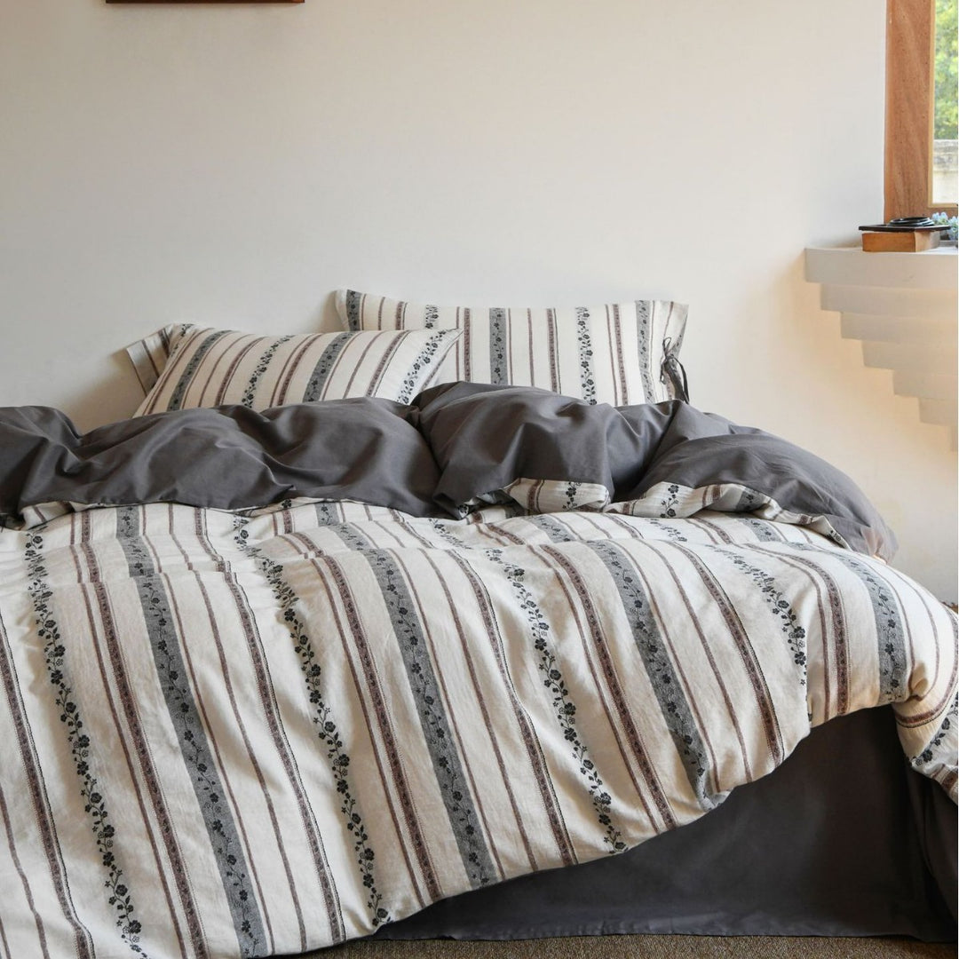 Striped reversible bedding set made of cotton-linen mix with decorative stripes and pillowcases
