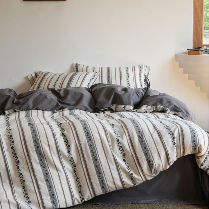Striped reversible bedding set made of cotton-linen mix with decorative stripes and pillowcases