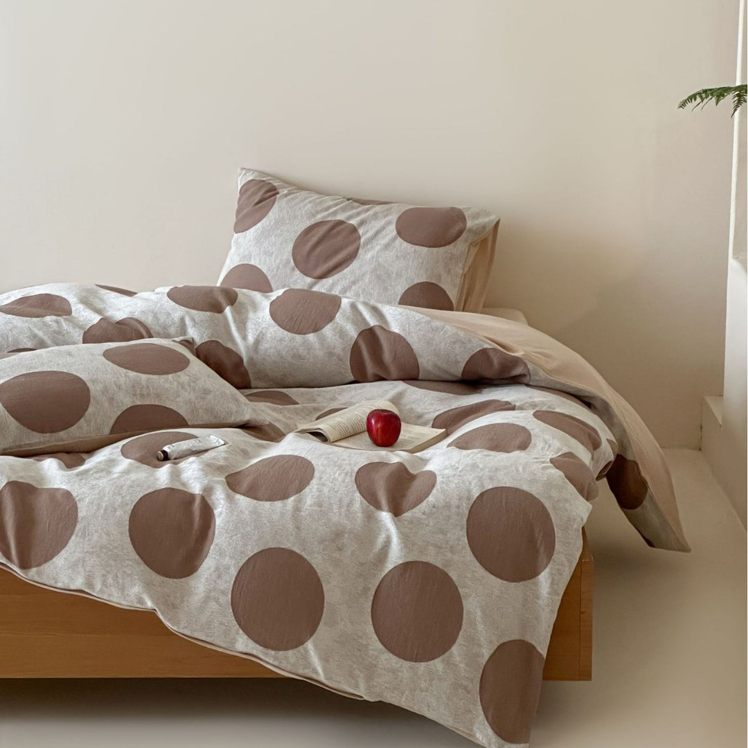 Bedding set with large polka dot pattern and soft jersey touch