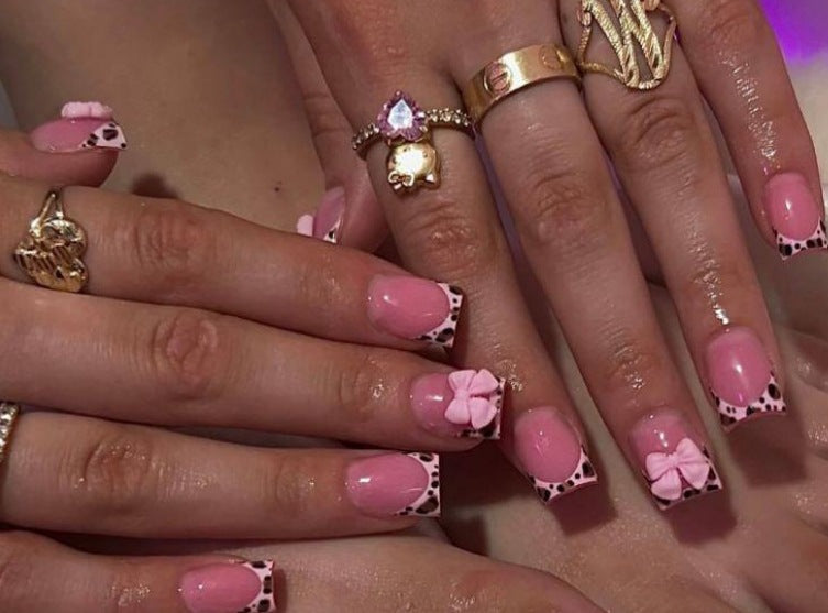 Floral-Themed Nail Art Kalsten