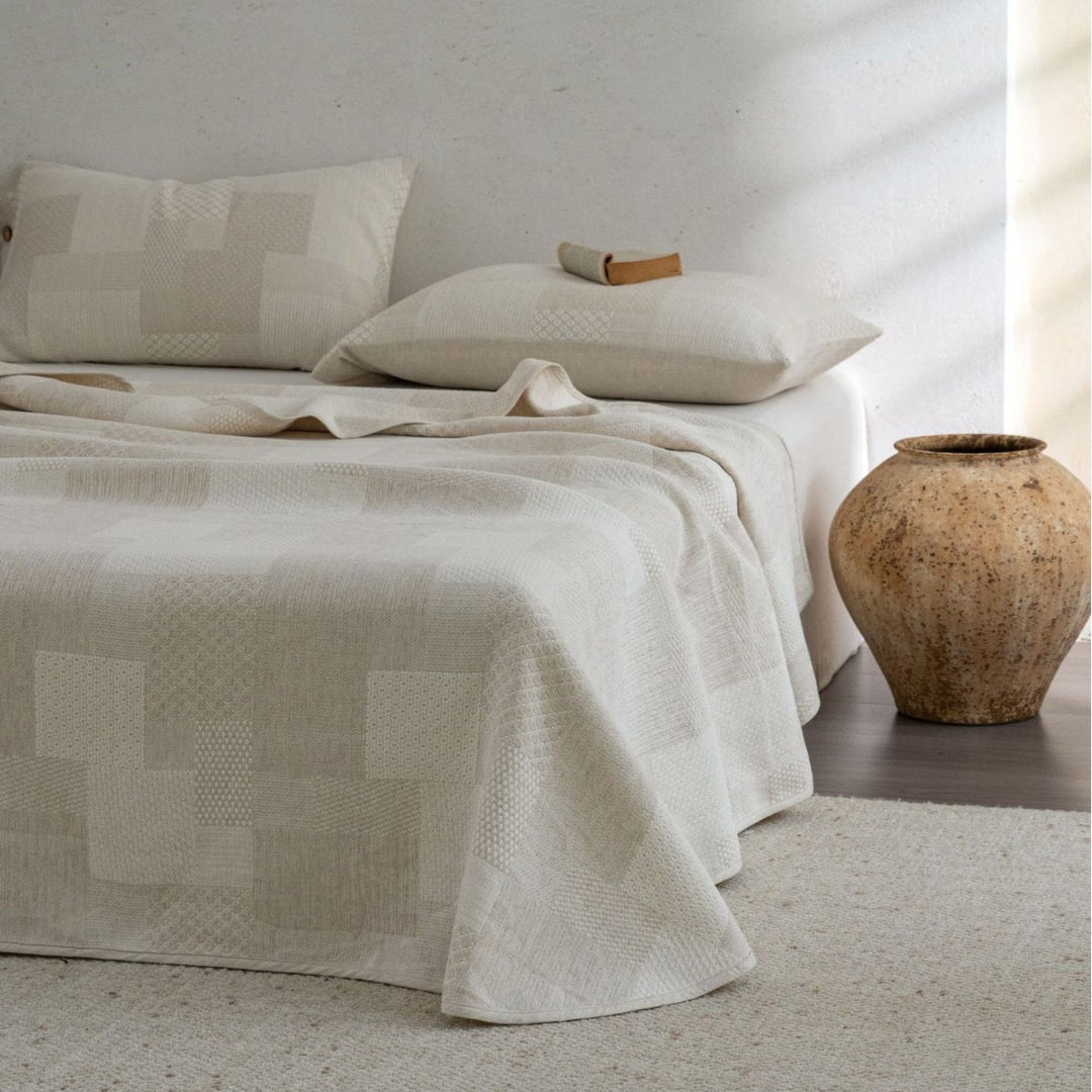 Jacquard bedspread with pillowcase and button closure