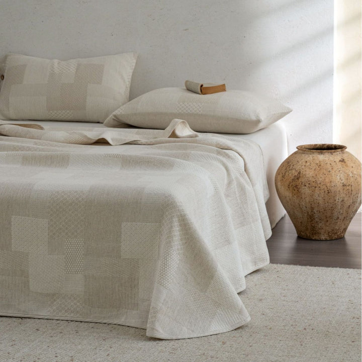 Jacquard bedspread with pillowcase and button closure