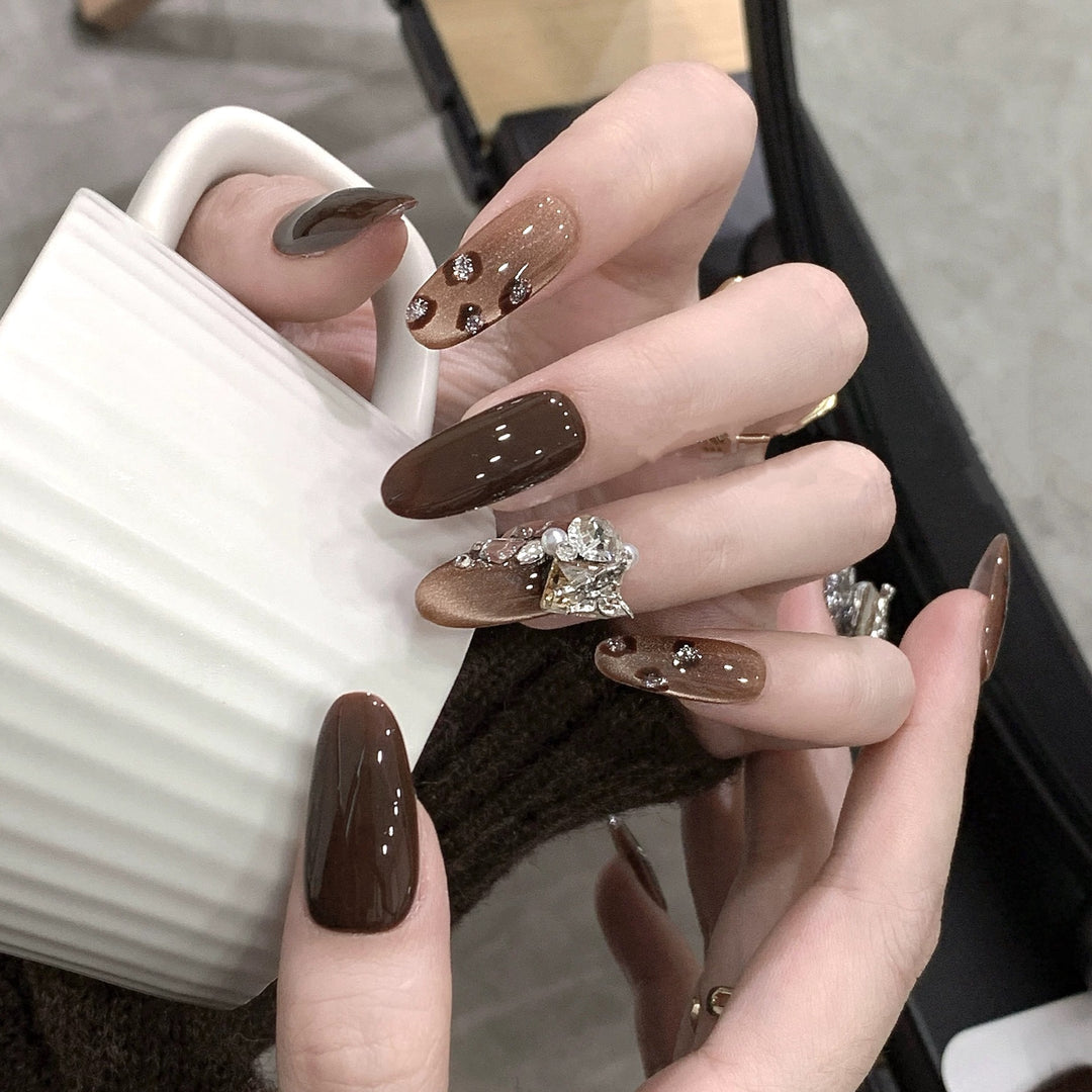 Luxury artificial nails with elegant rhinestone applications Kalsten
