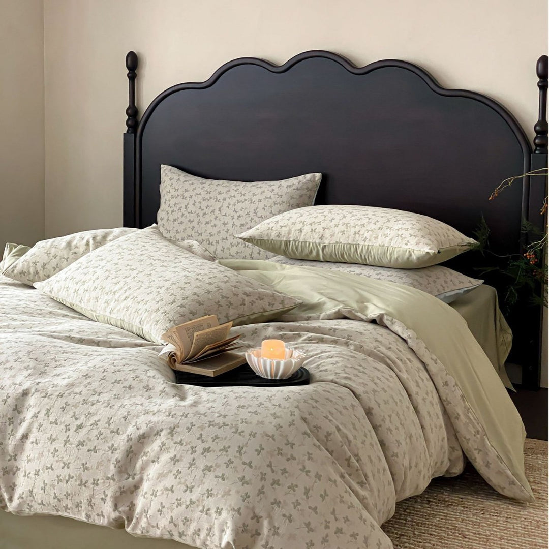 Bedding set made of cotton satin with delicate all-over floral pattern and reversible cover
