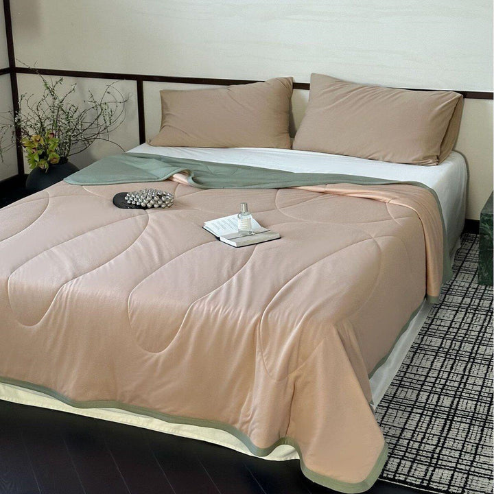 Light quilted summer blanket made of microfibre with breathable climate filling