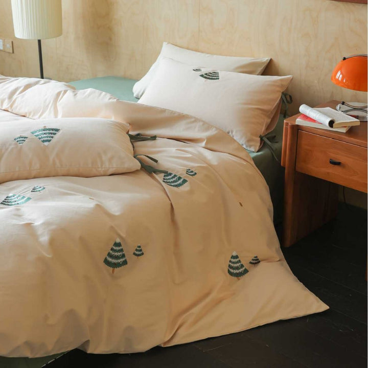 Embroidered bedding set made of cotton satin with dachshund motif and fine piping
