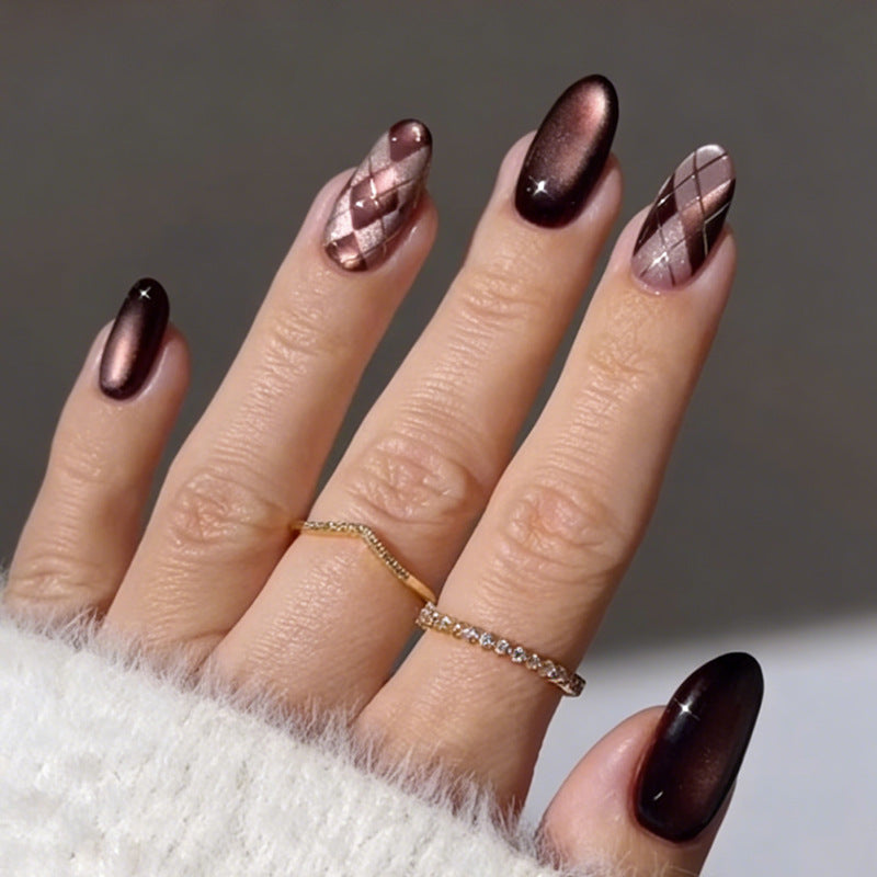Artificial nail set with stylish geometric and elegant accents Kalsten