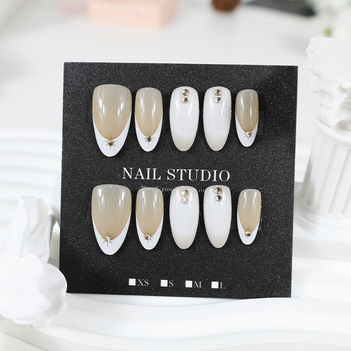 Nail set with elegant design elements and glamorous accents Kalsten