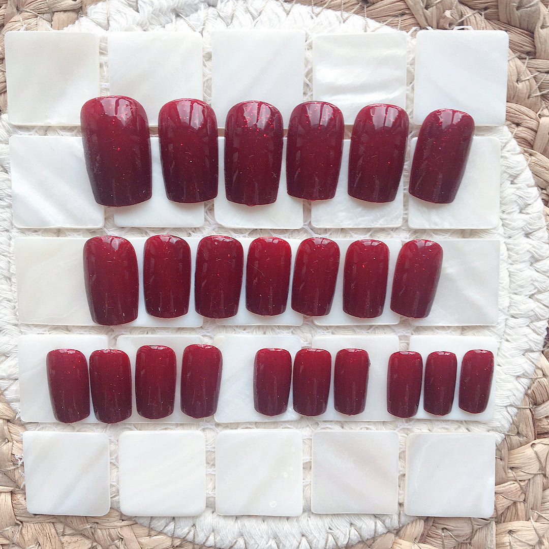 Artificial nails with intense shine and glitter accents Kalsten