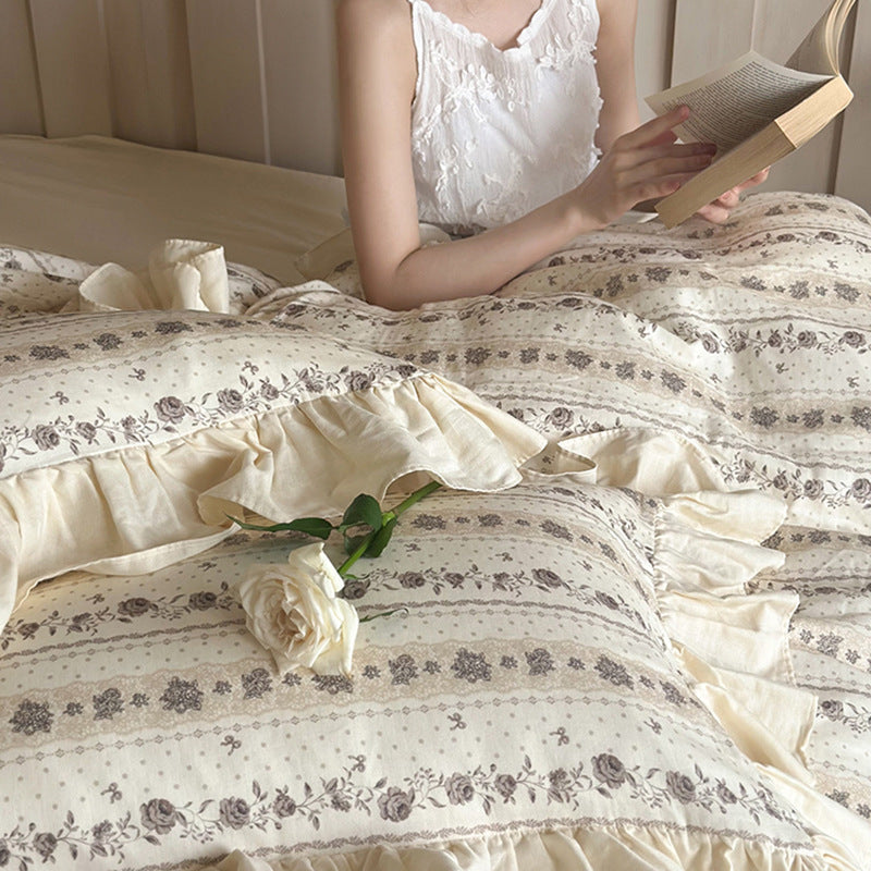 Bedding set made of cotton with ruffles and vintage floral pattern