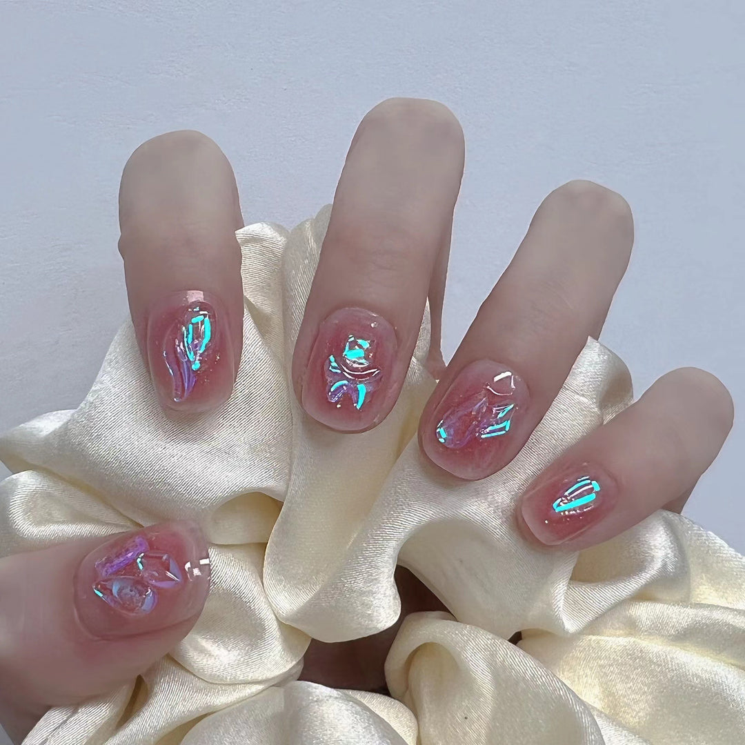 Shiny nail art with holographic accents Kalsten
