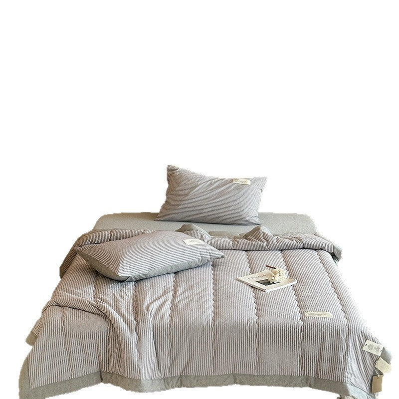 Quilted year-round duvet with a fine stripe pattern and cotton percale surface