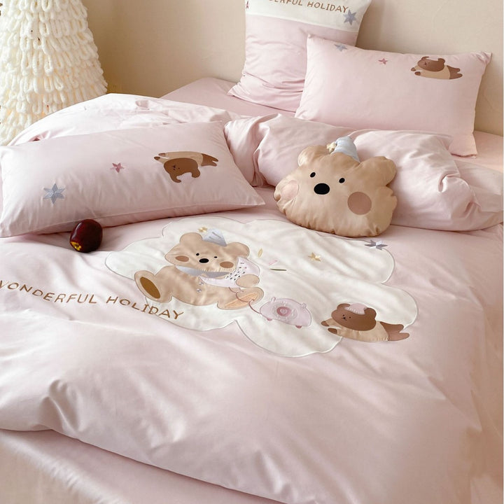 Children's bedding set with appliqué bear motifs and decorative pillow