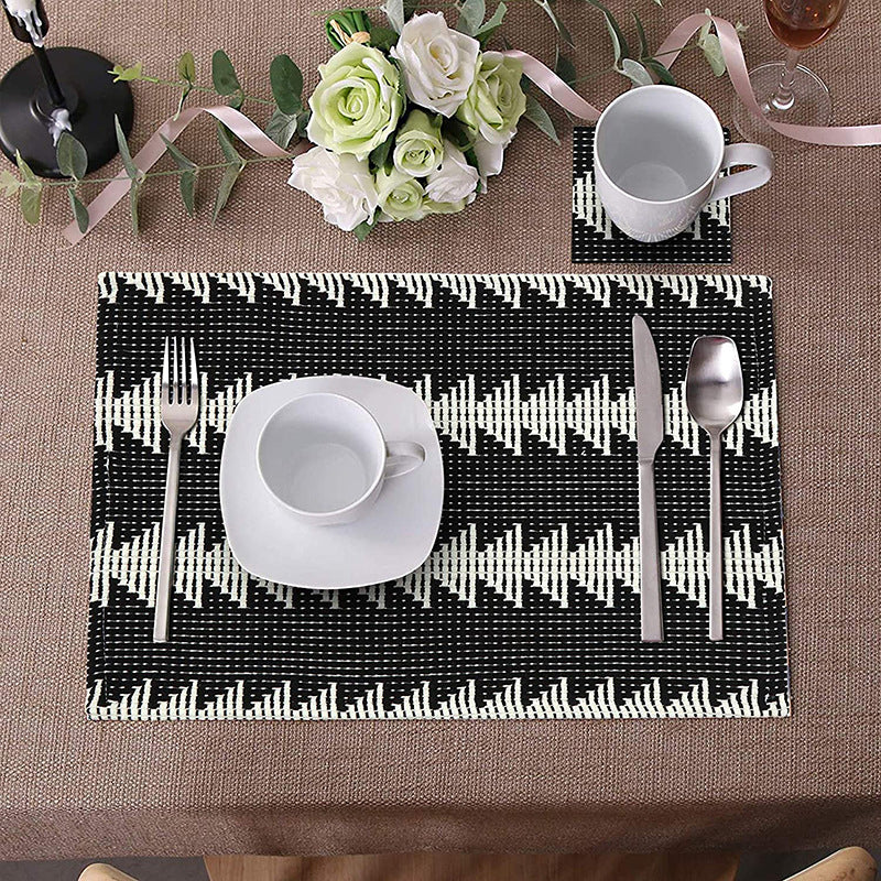 Woven placemats made of cotton blend with graphic zigzag pattern and sturdy woven edge