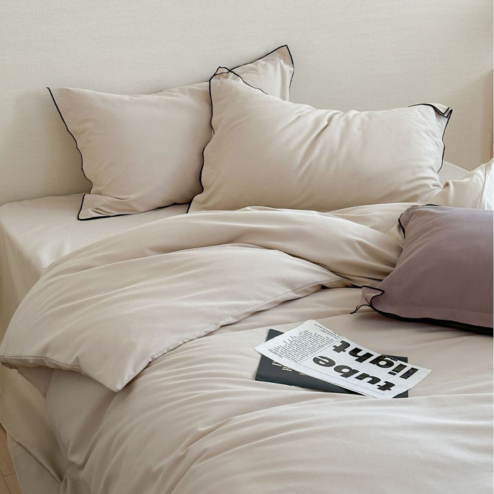 Luxurious bedding set made of cotton satin with contrasting piping