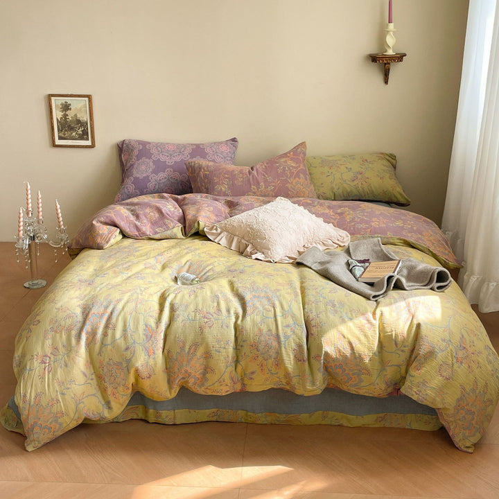 Reversible bedding set made of cotton-linen with delicate floral print and quilted blanket