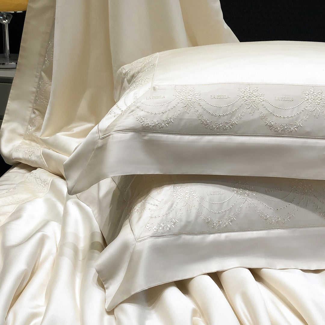 Satin duvet cover and pillowcase set with fine jacquard embroidery and hotel finish